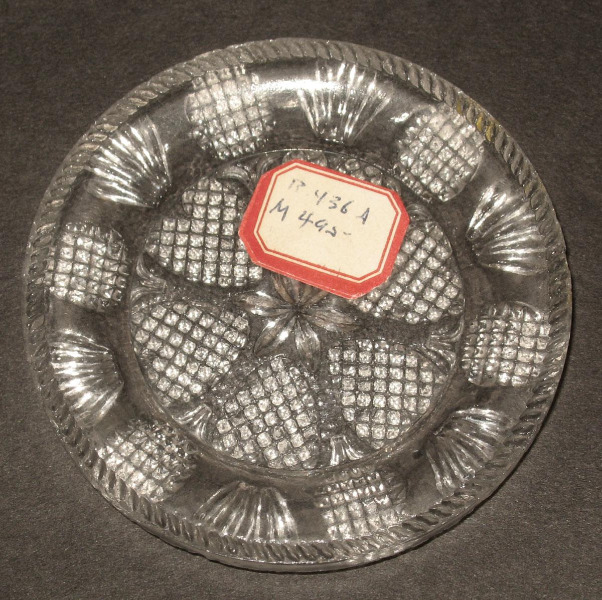 1978.0125.103 Glass cup plate