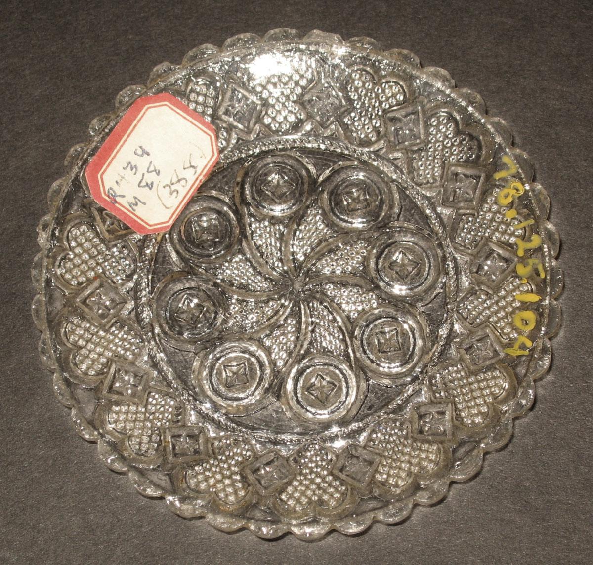 1978.0125.104 Glass cup plate