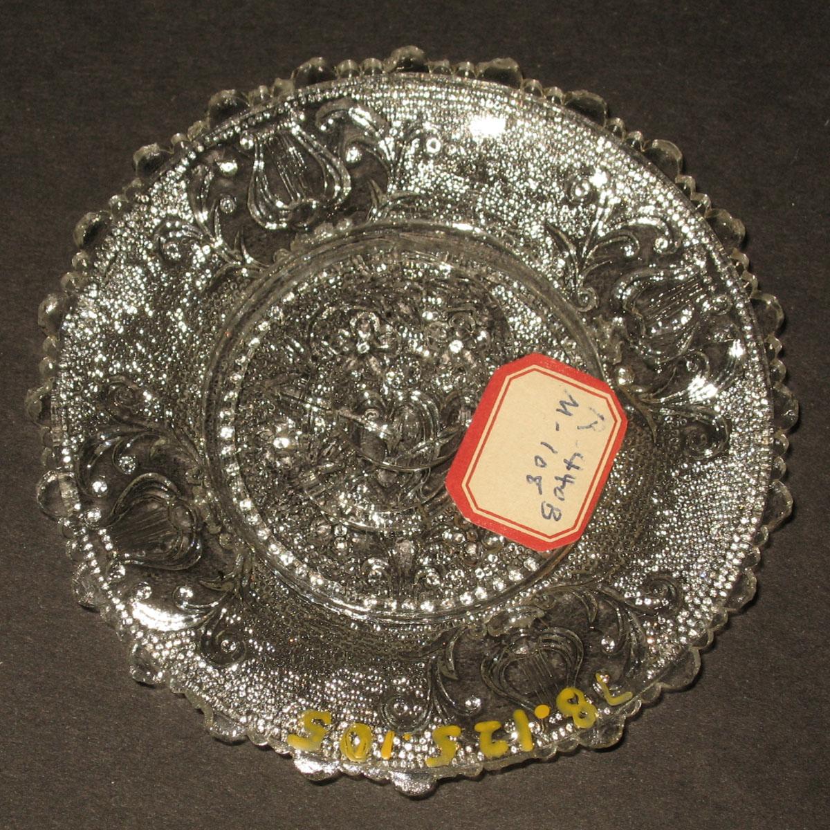1978.0125.105 Glass cup plate