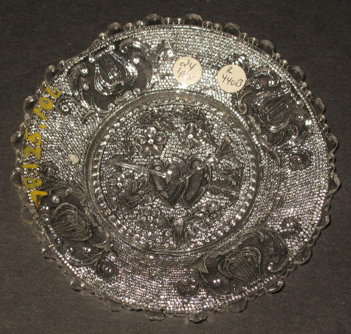 1978.0125.106 Glass cup plate