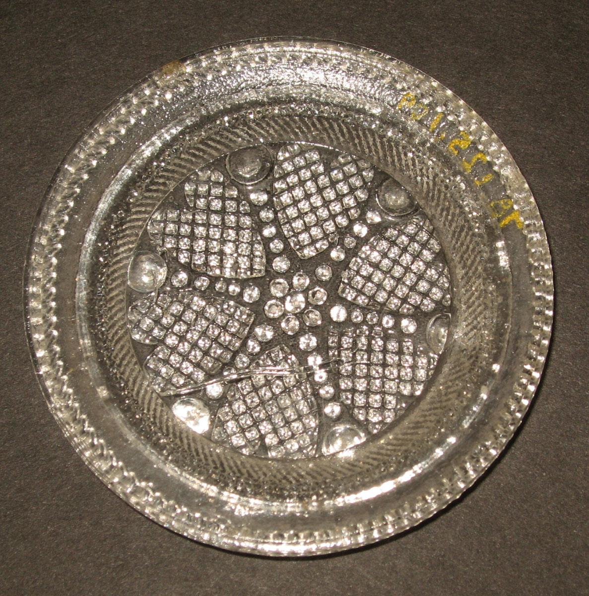1978.0125.109 Glass cup plate