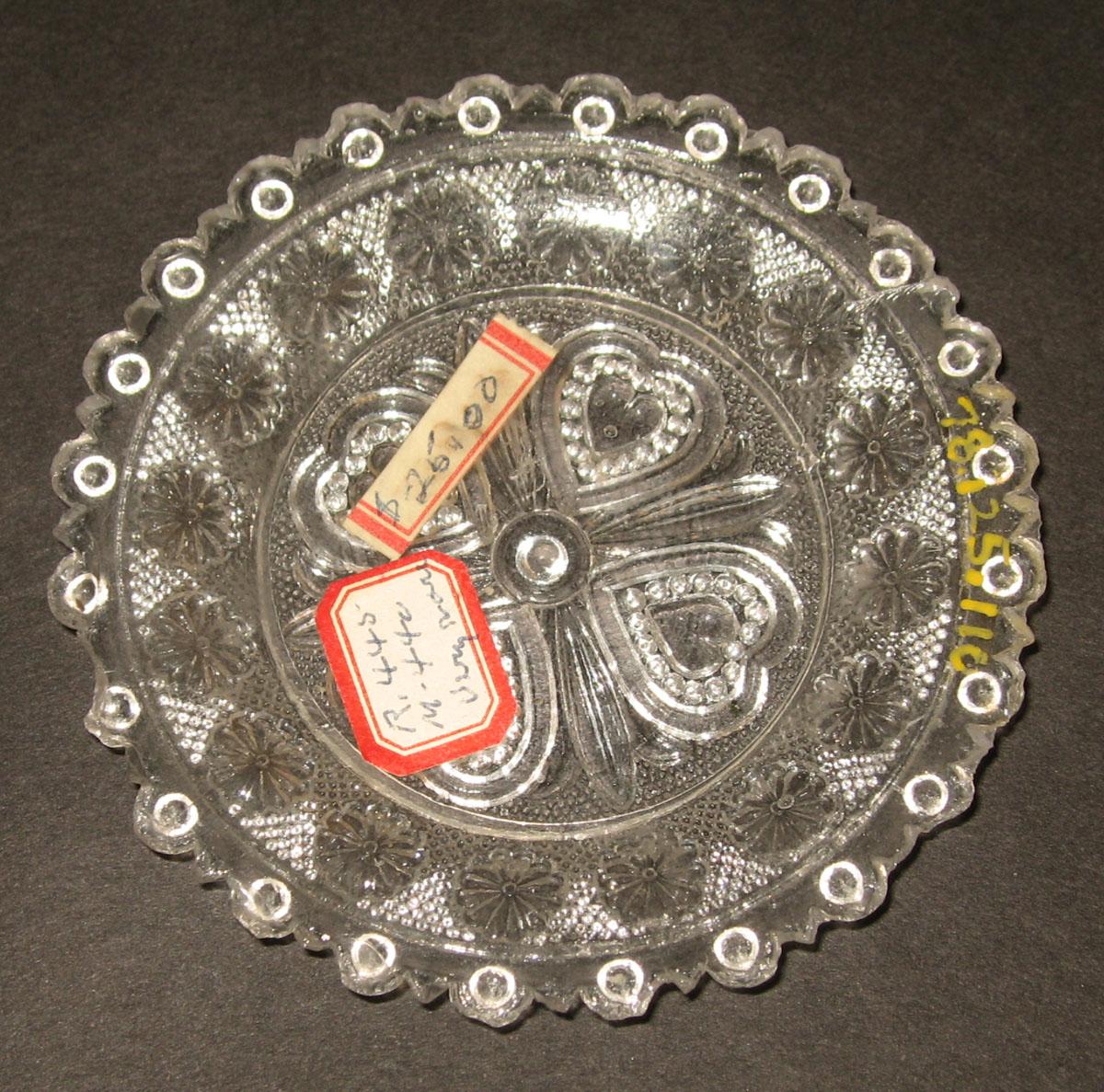 1978.0125.110 Glass cup plate