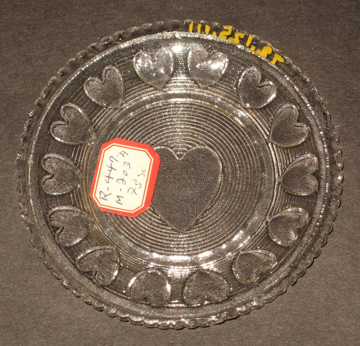 1978.0125.111 Glass cup plate