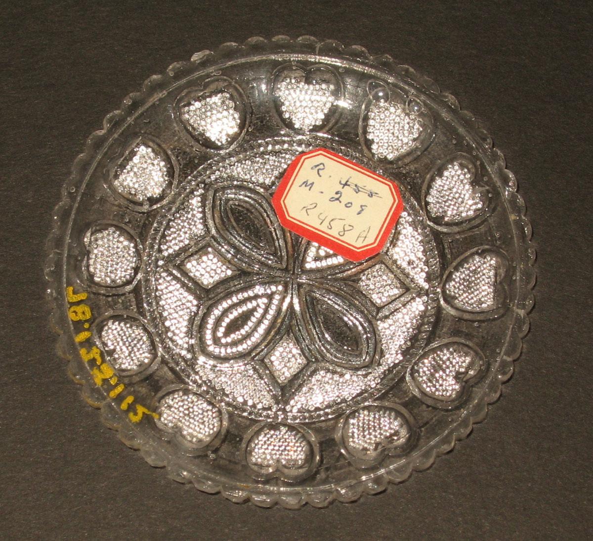 1978.0125.112 Glass cup plate