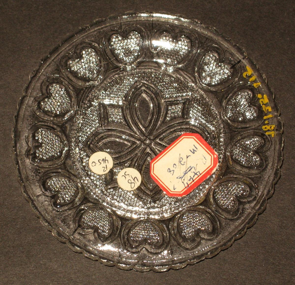 1978.0125.115 Glass cup plate