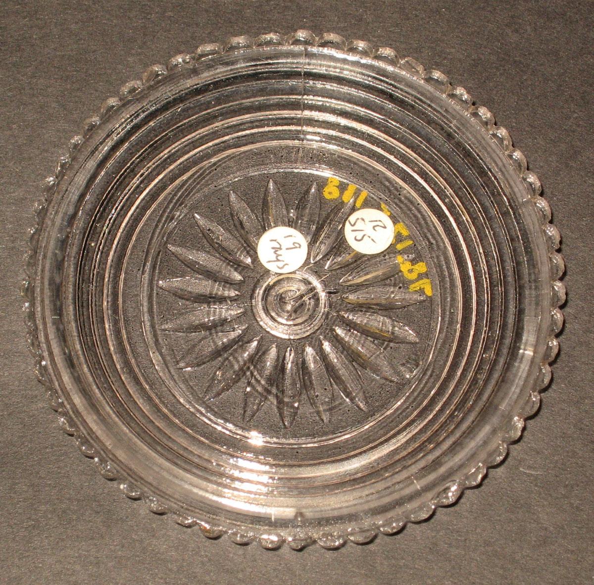 1978.0125.118 Glass cup plate