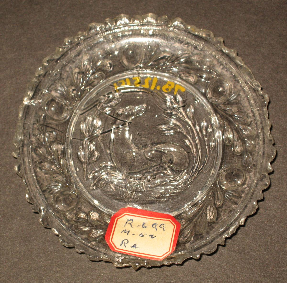 1978.0125.151 Glass cup plate