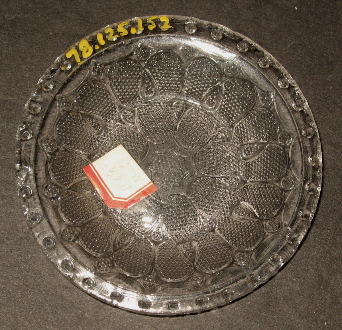 1978.0125.152 Glass cup plate