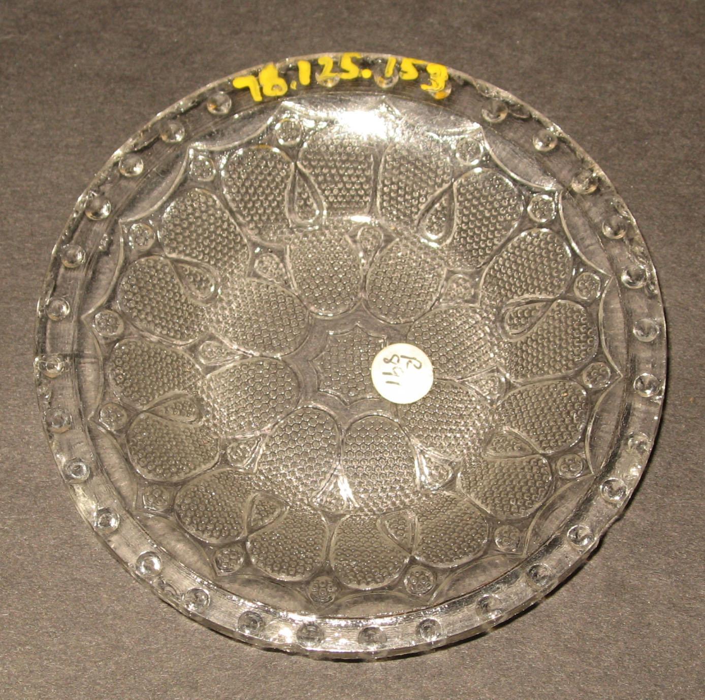 1978.0125.153 Glass cup plate