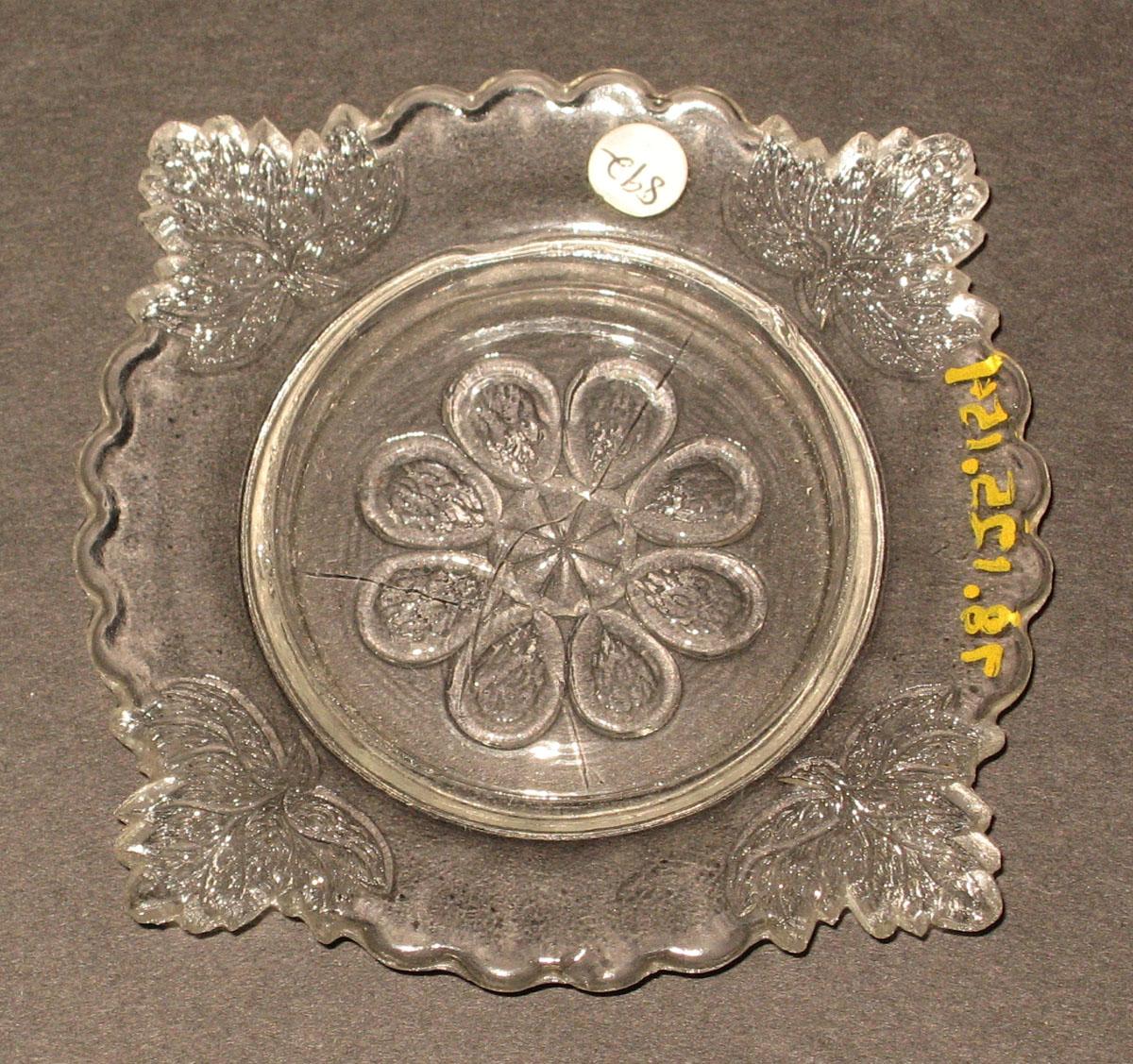 1978.0125.154 Glass cup plate