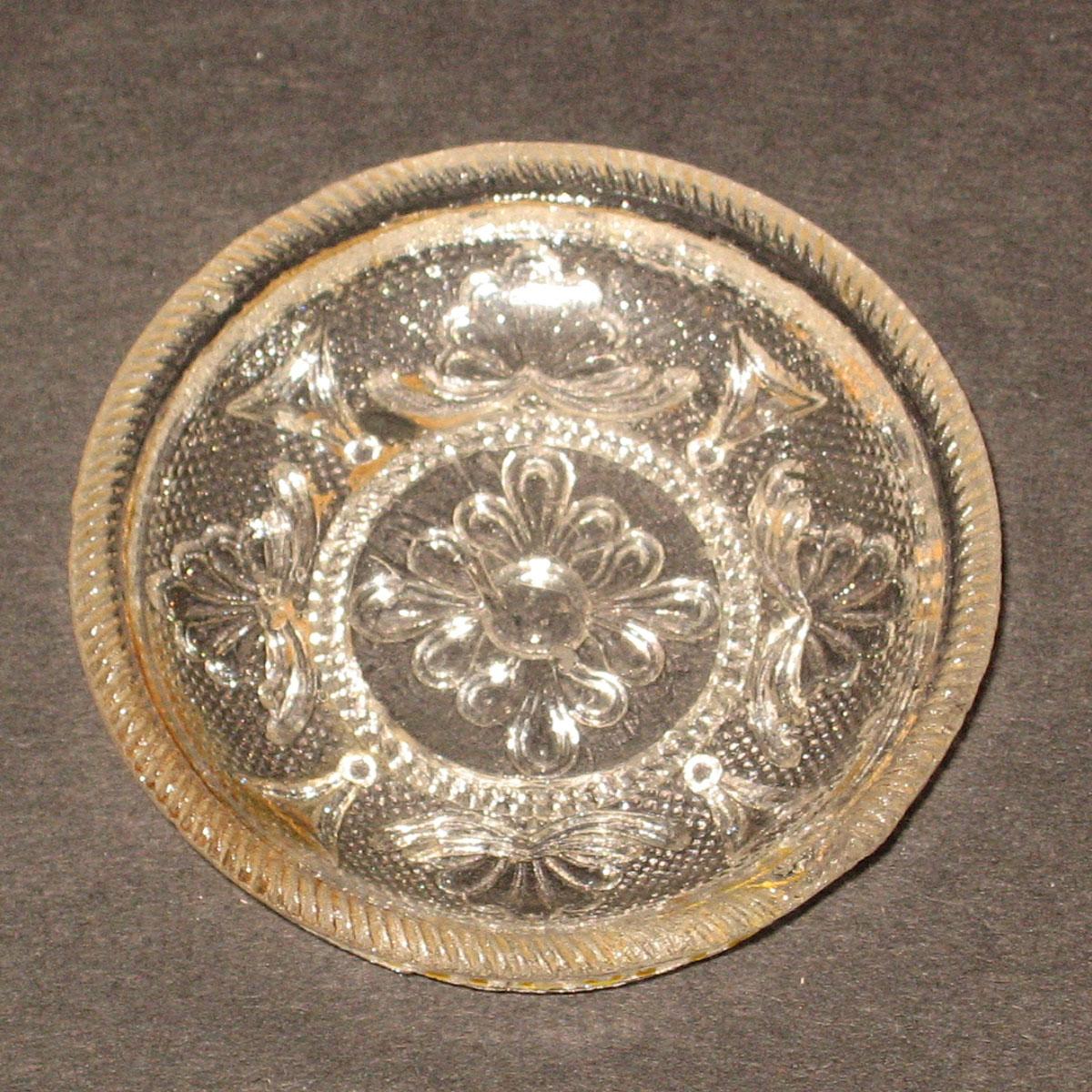 1978.0125.158 Glass cup plate