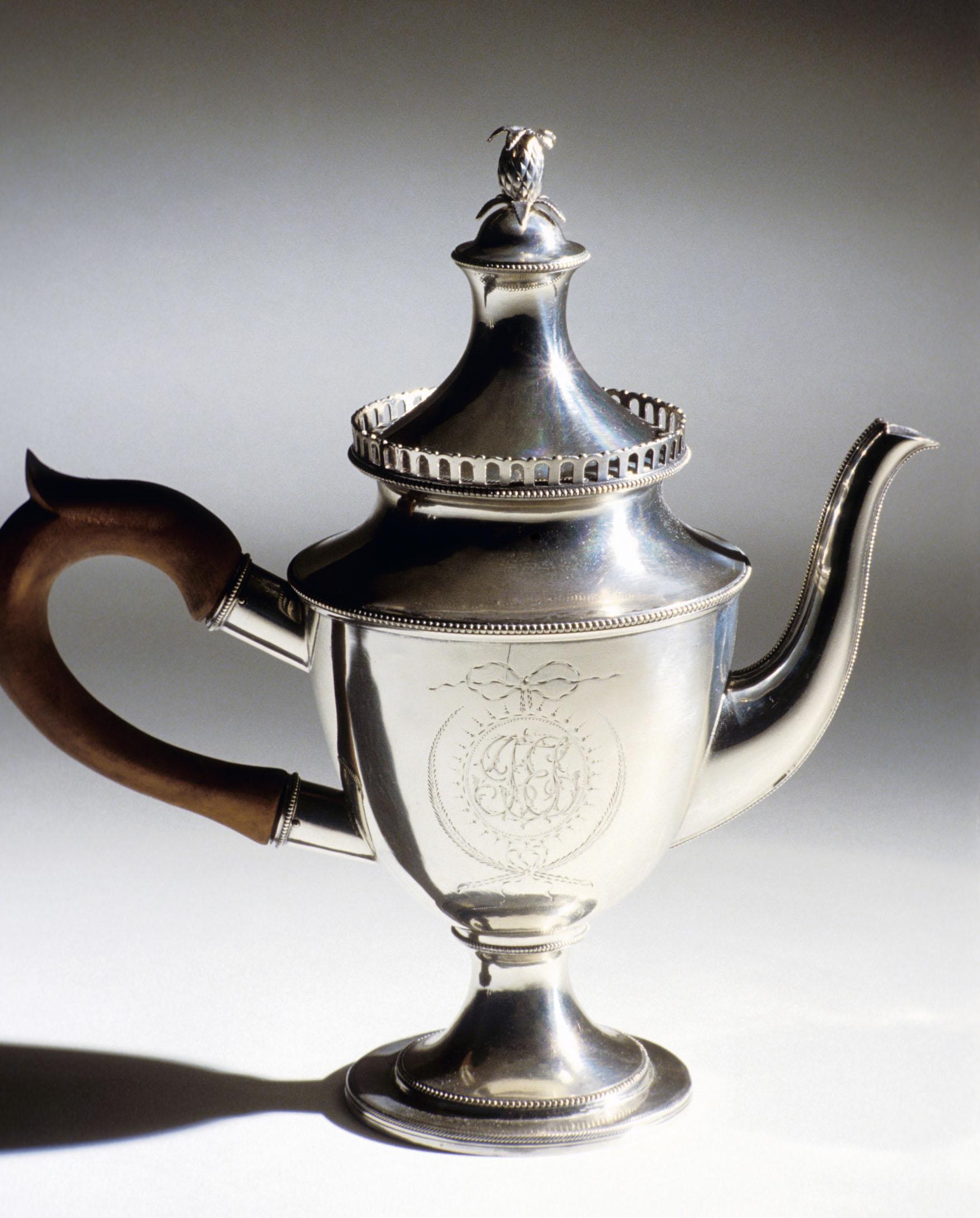 1978.0136 A, B Teapot, view 1