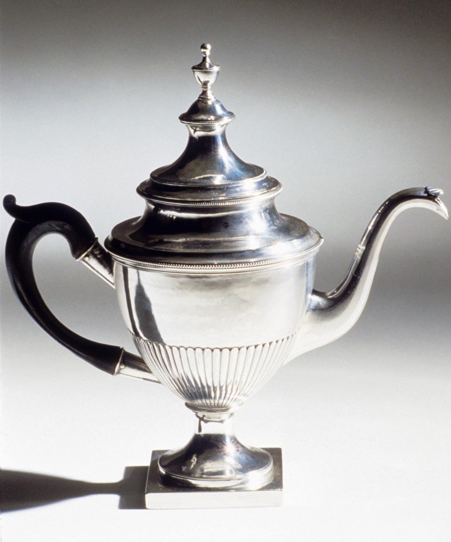 1978.0137 A, B Teapot, view 1