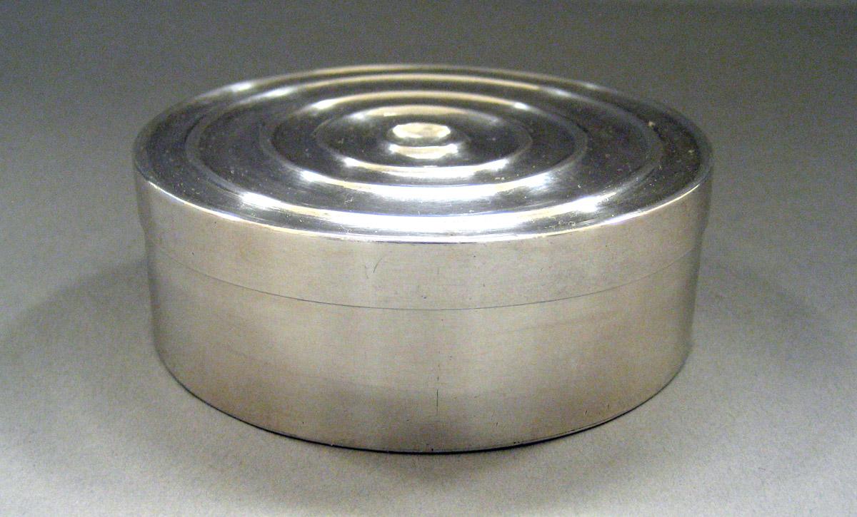 1978.0149 A, B Silver Box side view