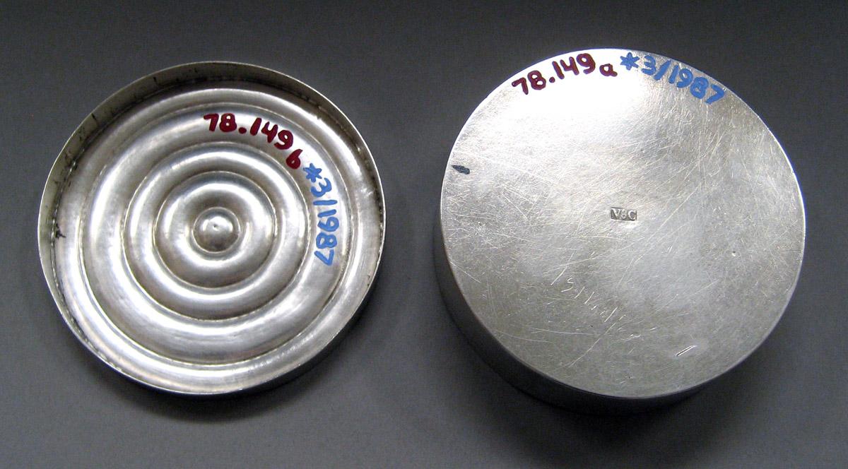 1978.0149 A, B Silver Box underside