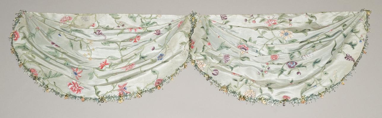 1957.1338 c Window hanging, valance