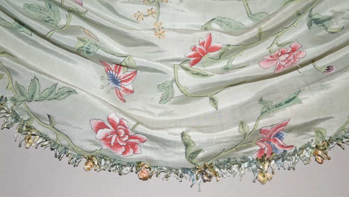 1957.1338 c Window hanging, valance detail