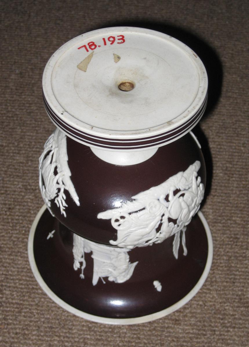 1978.0193 Flower container, vase or urn (bottom)