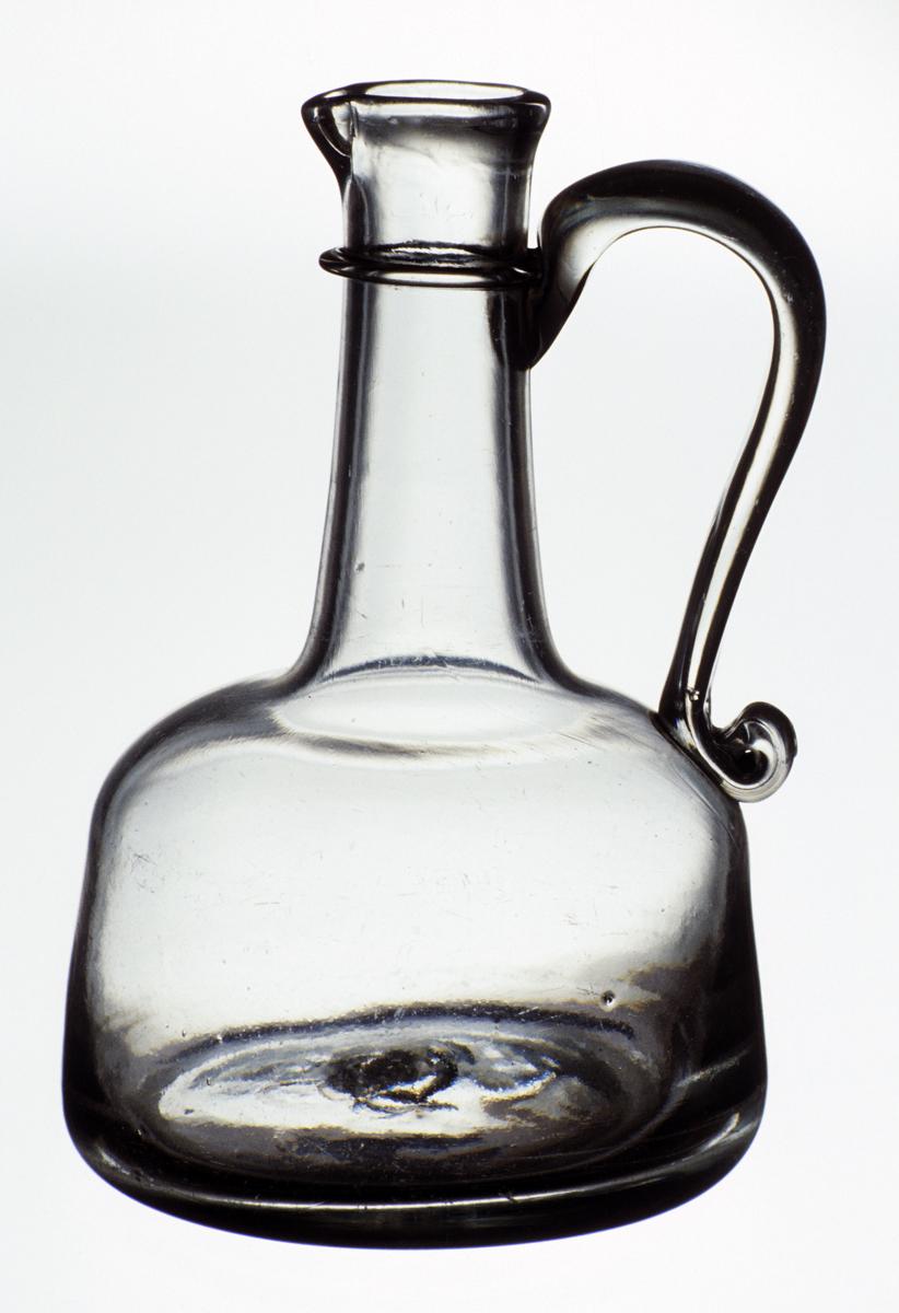 1978.0202 Glass decanter (view 3)