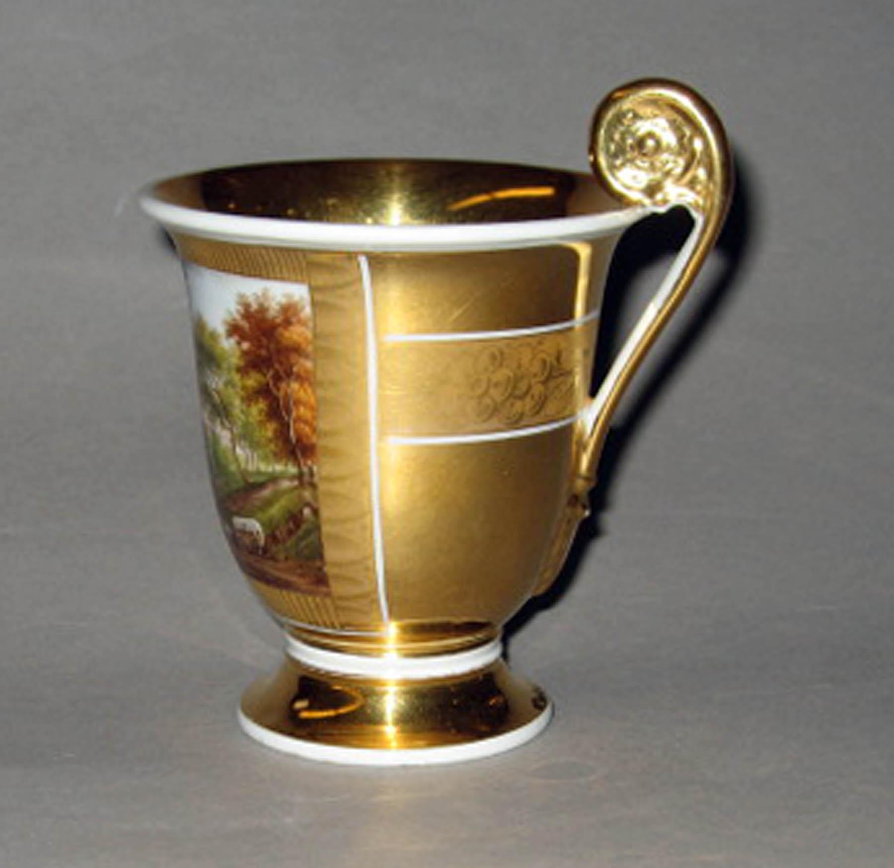 1978.0207 A French porcelain cup (profile)