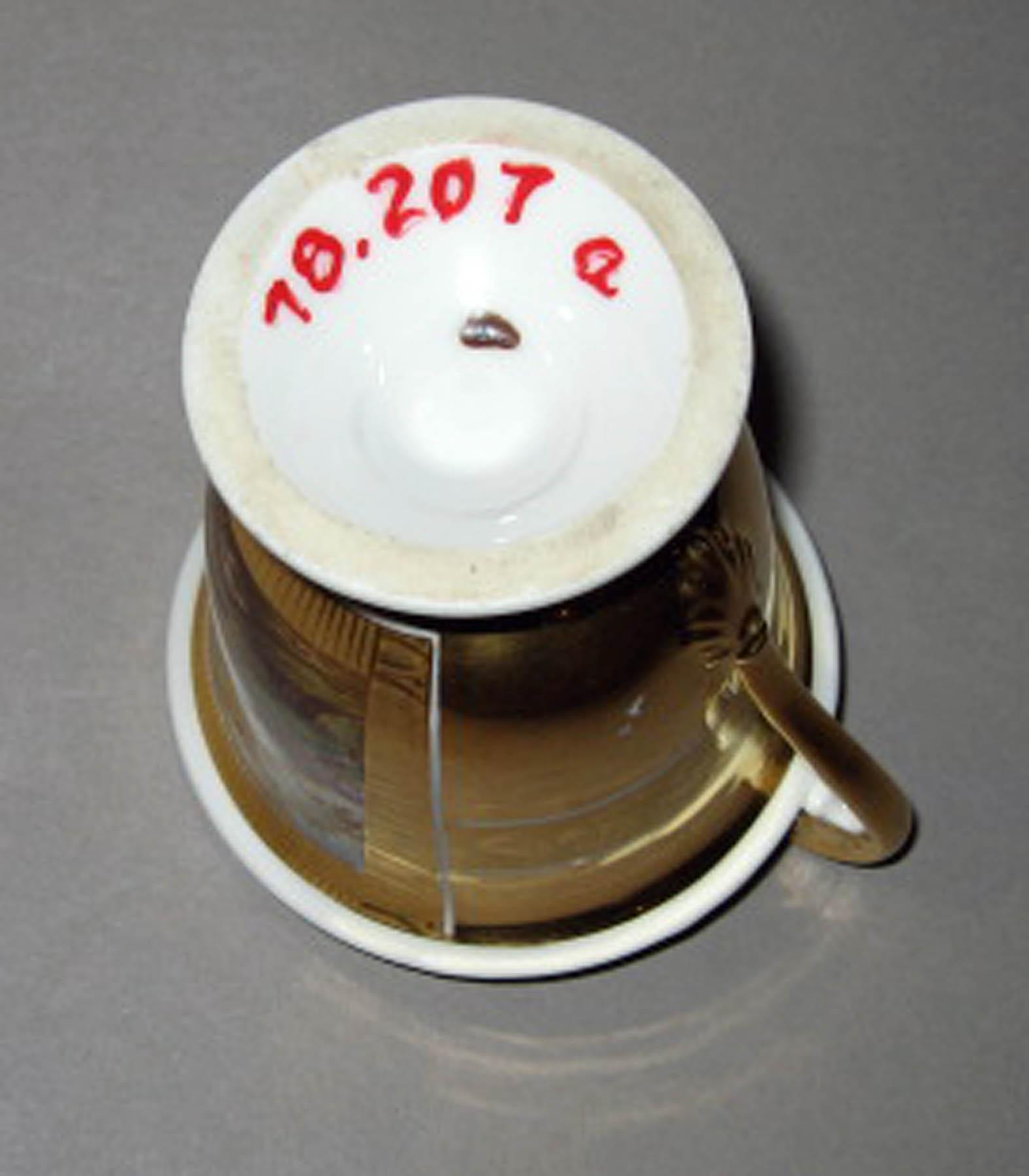 1978.0207 A French porcelain cup (underside)