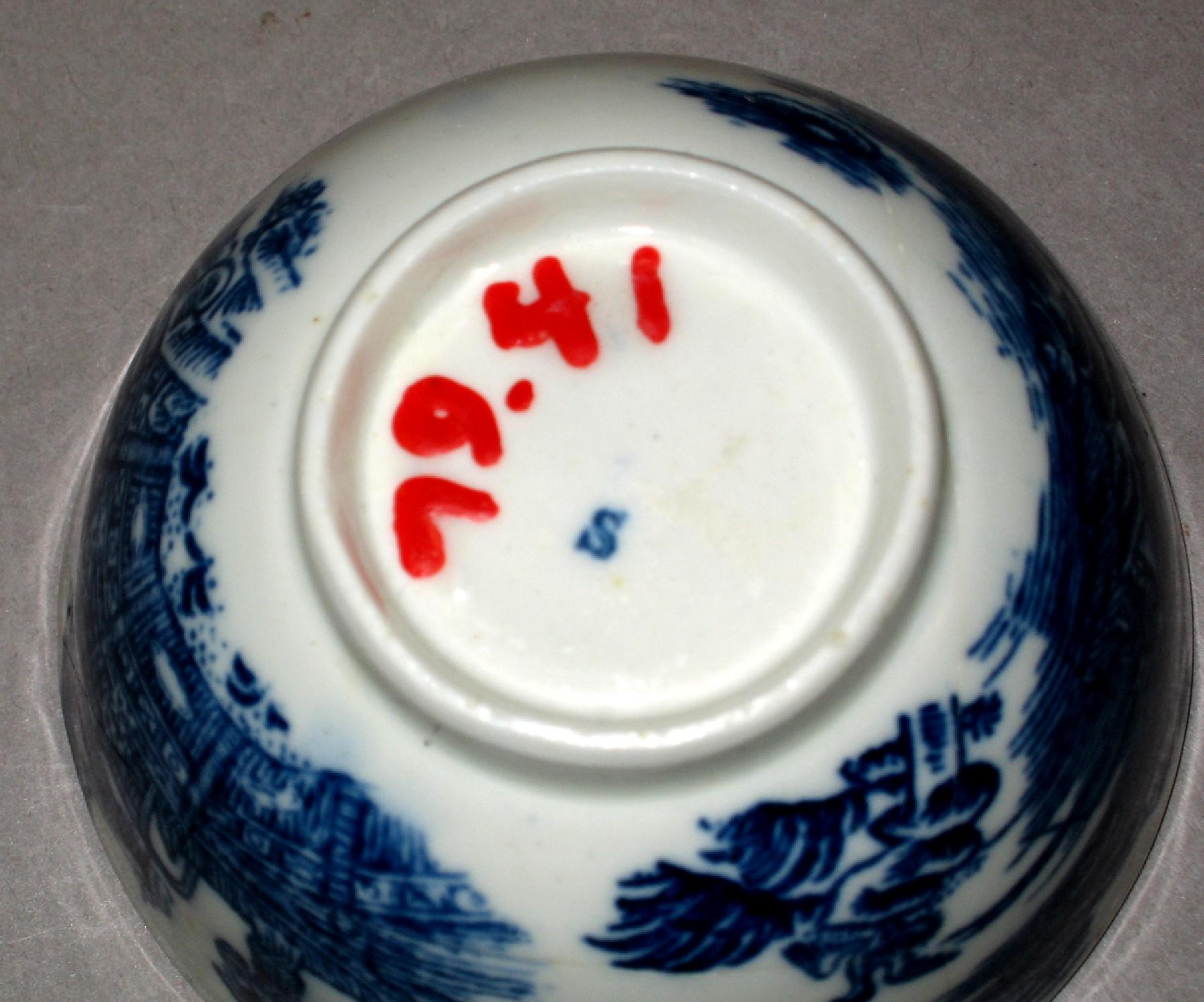 1979.0041 Caughley blue and white porcelain teabowl (mark)