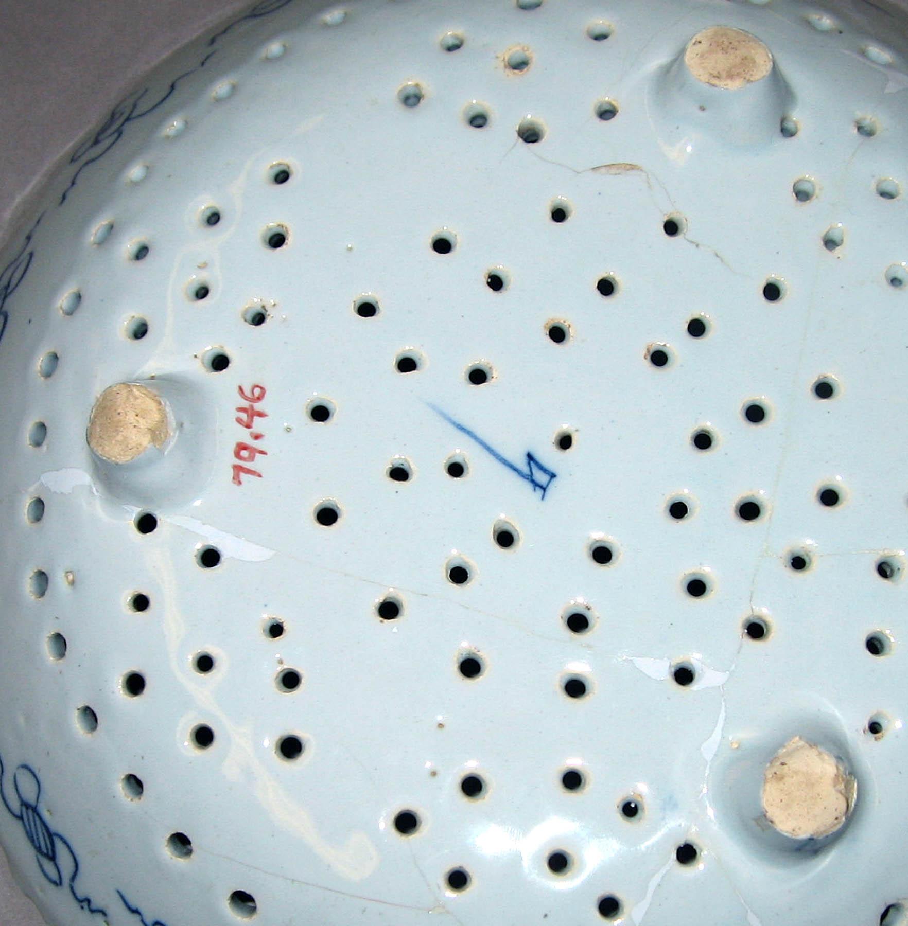 1979.0046 Dutch earthenware strainer (underside)