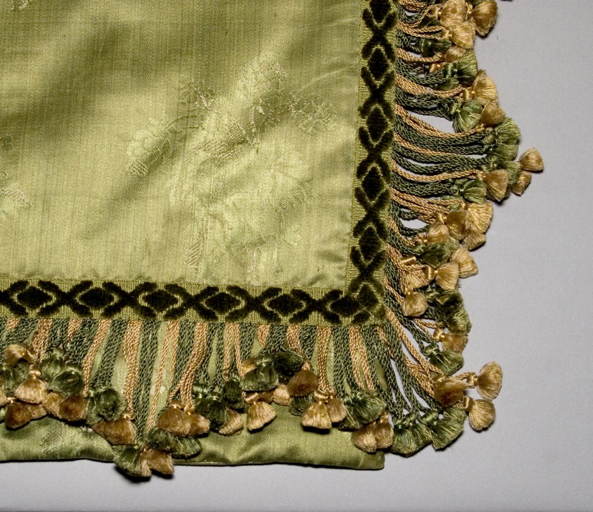 1957.1341.003 B Window Hanging, Side Curtain, Edge Detail