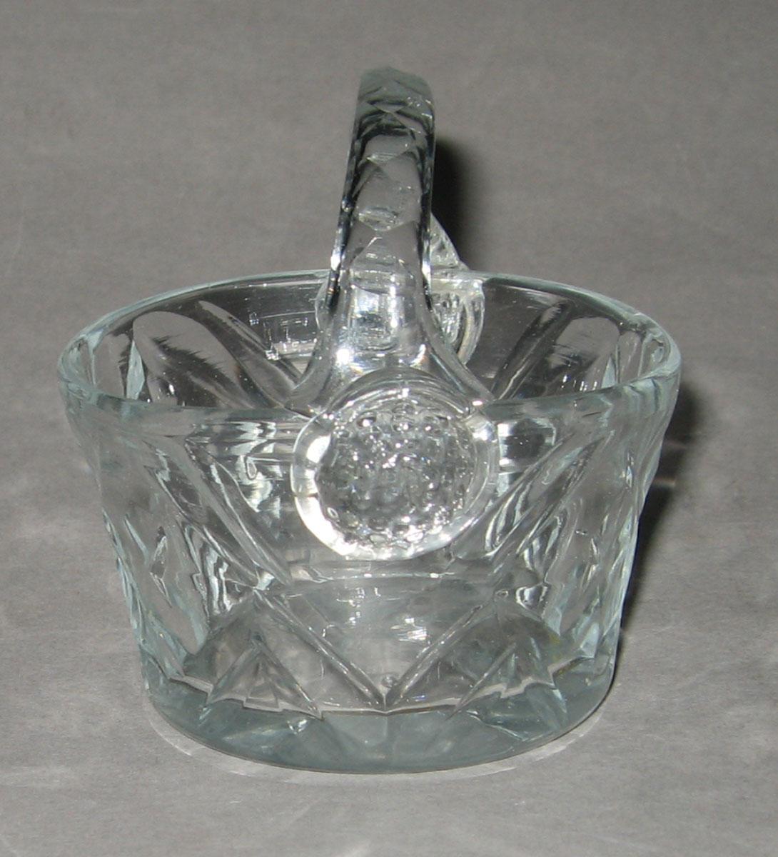 1979.0063 M Glass sweetmeat basket