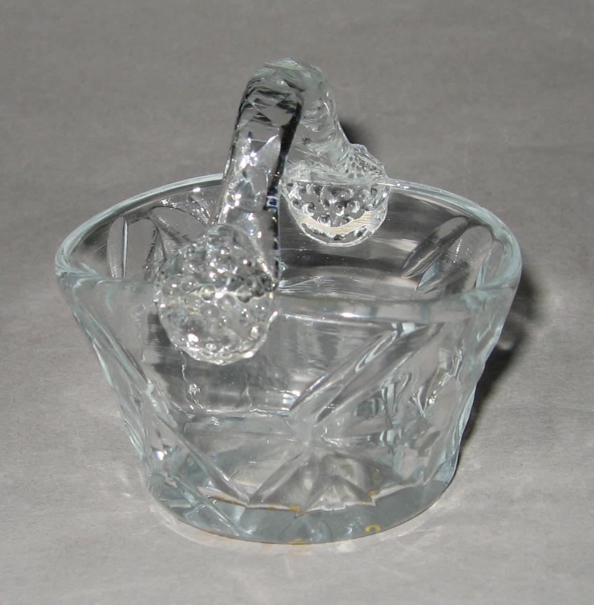 1979.0063 O Glass sweetmeat basket