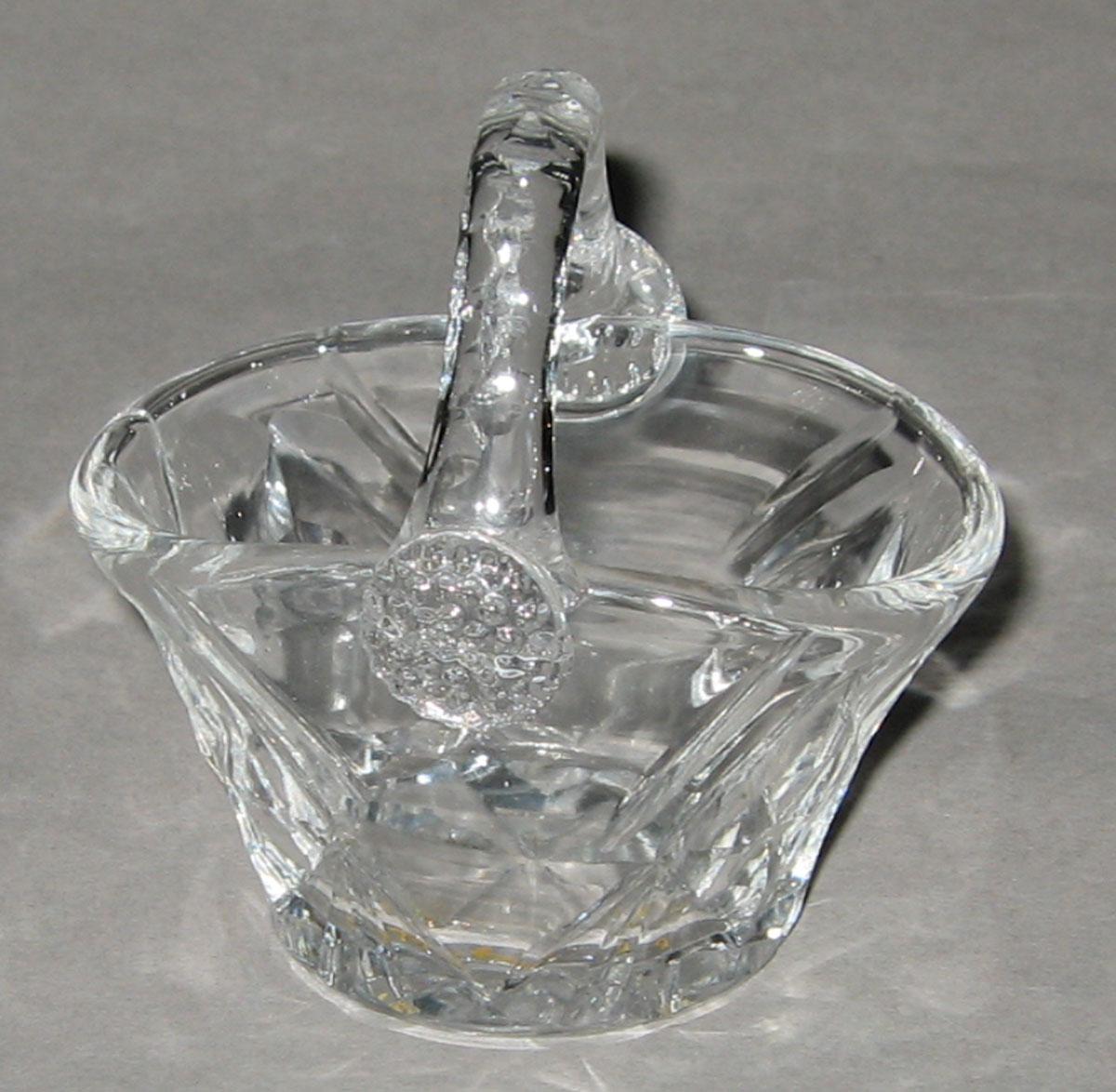 1979.0063 Q Glass sweetmeat basket