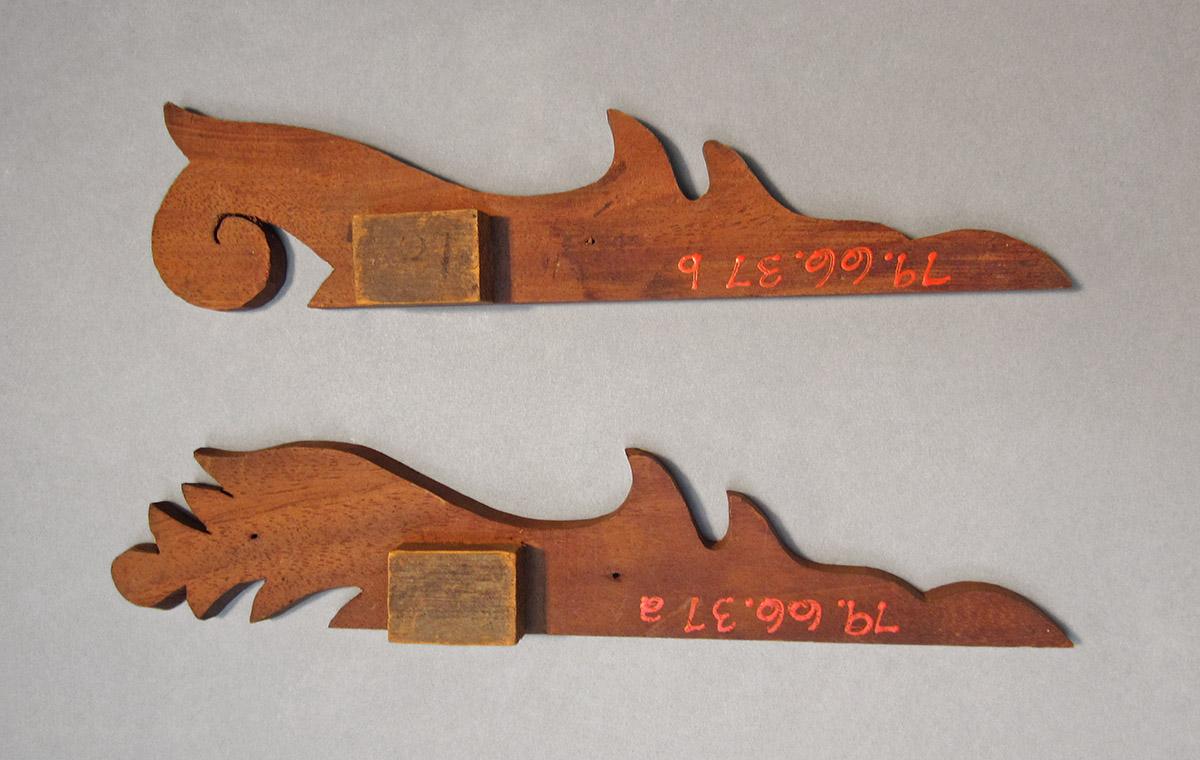 1979.0066.037 A, B, Looking glass or mirror ears, side 1