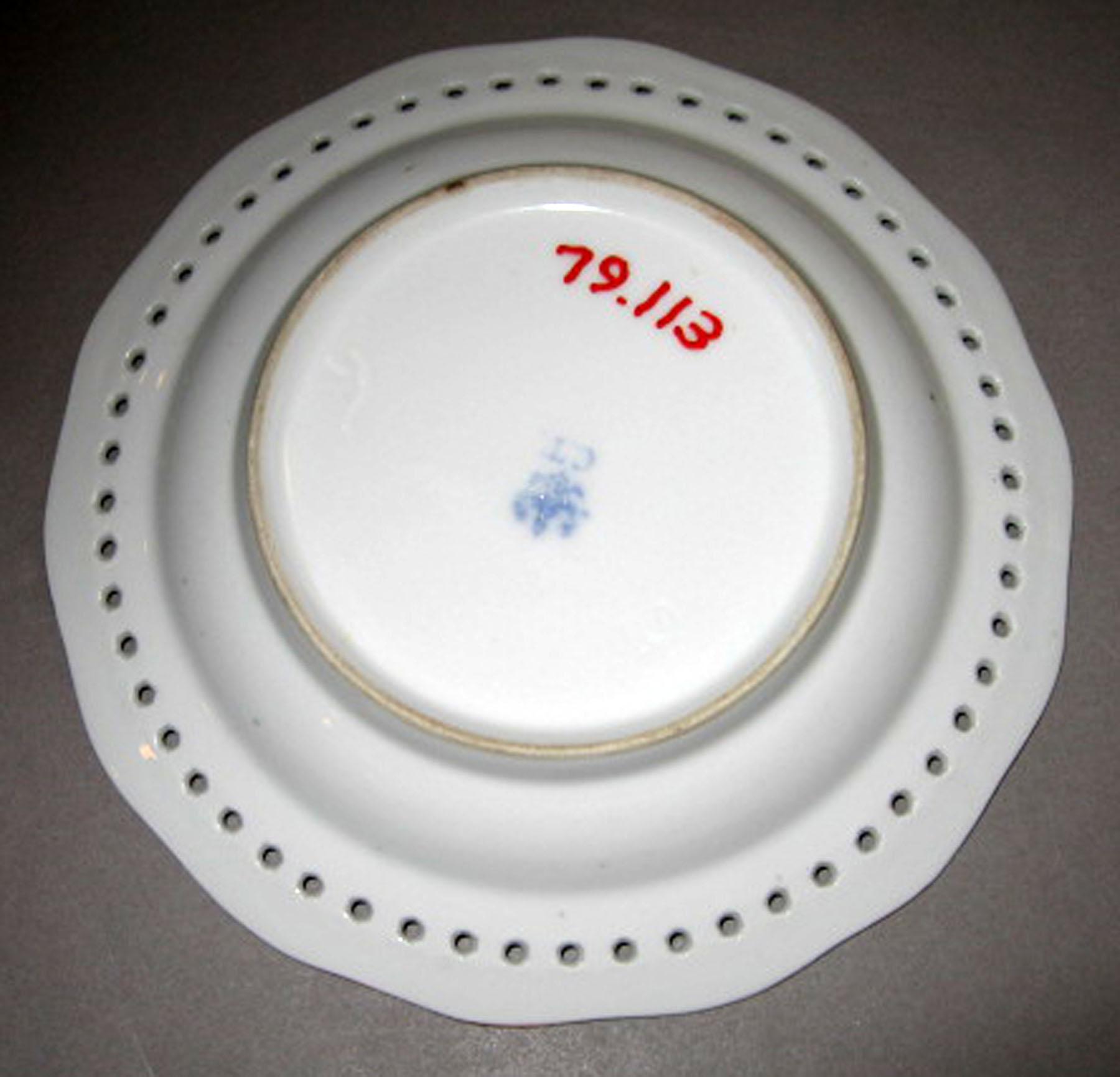 1979.0113 Saucer (underside)