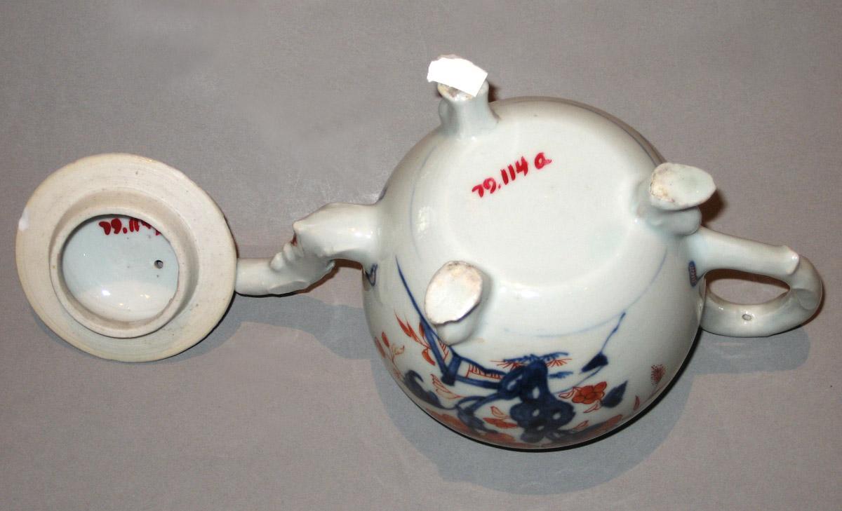 1979.0114 Teapot underside
