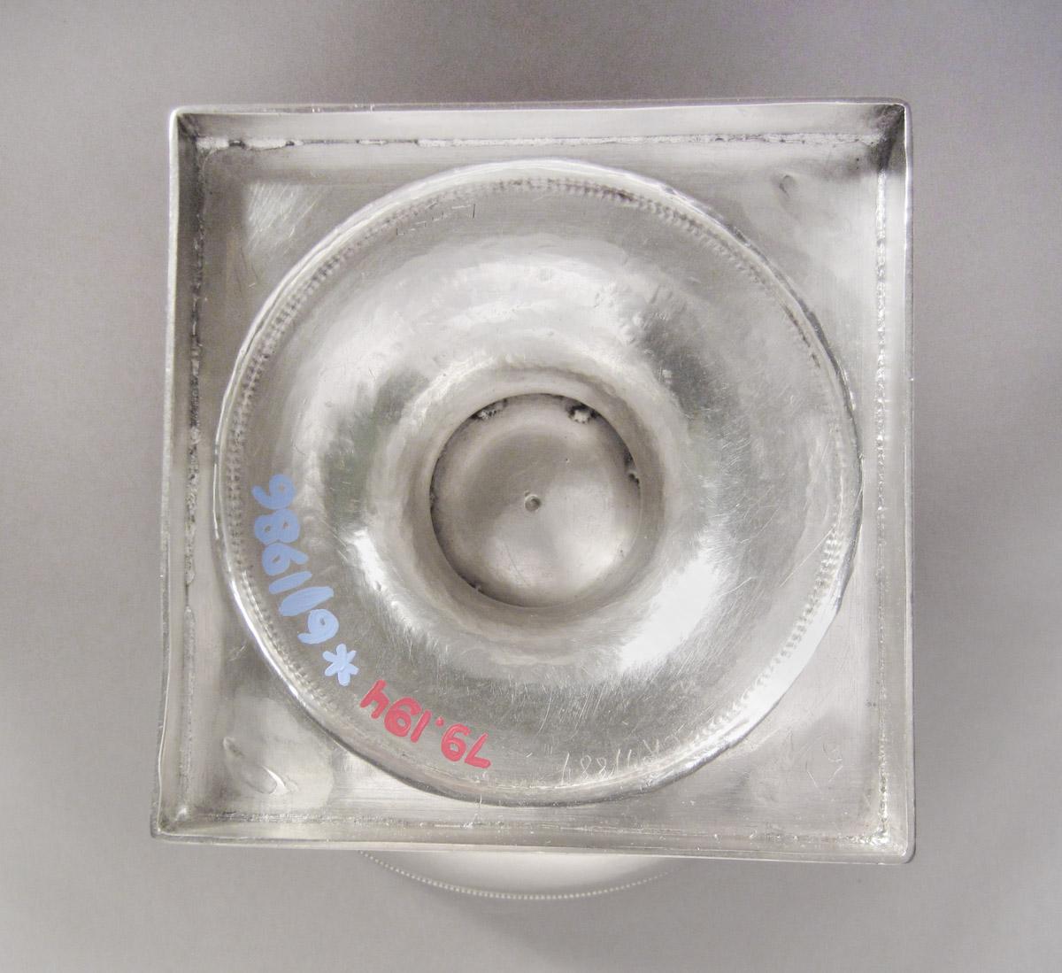 1979.0194 Slop bowl, underside