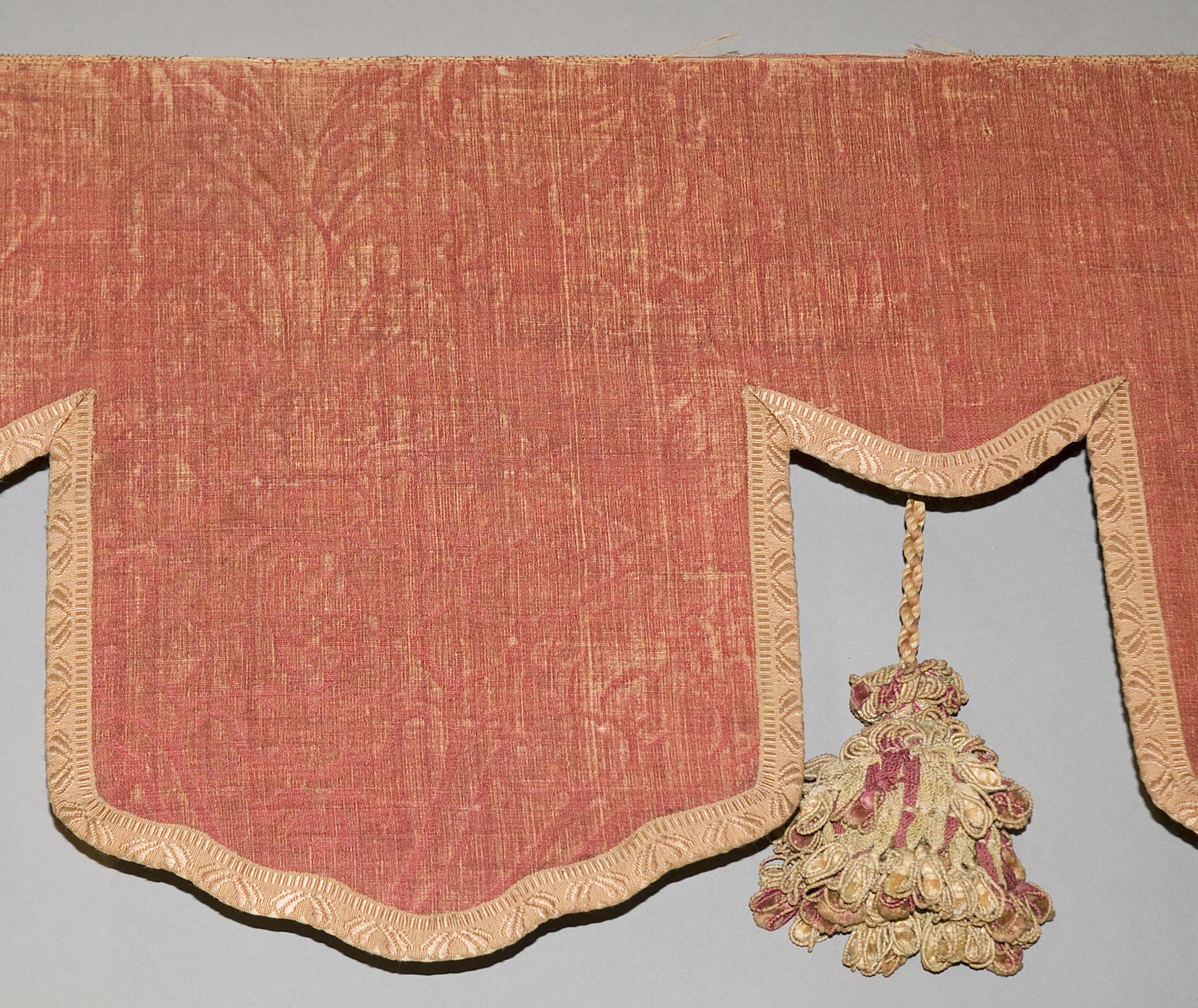 1957.1347 window hanging, pelmet detail