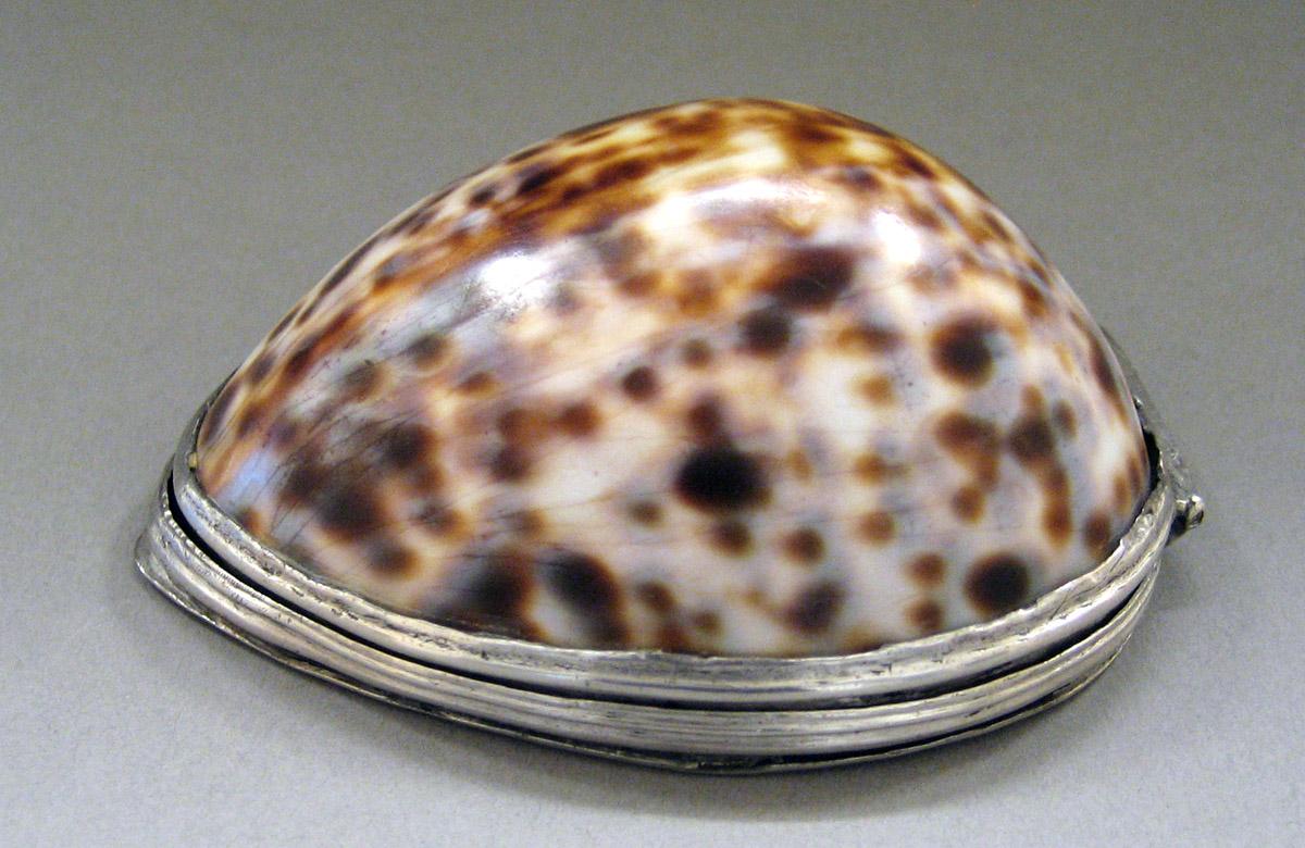 1979.0206 Cowrie Shell Box