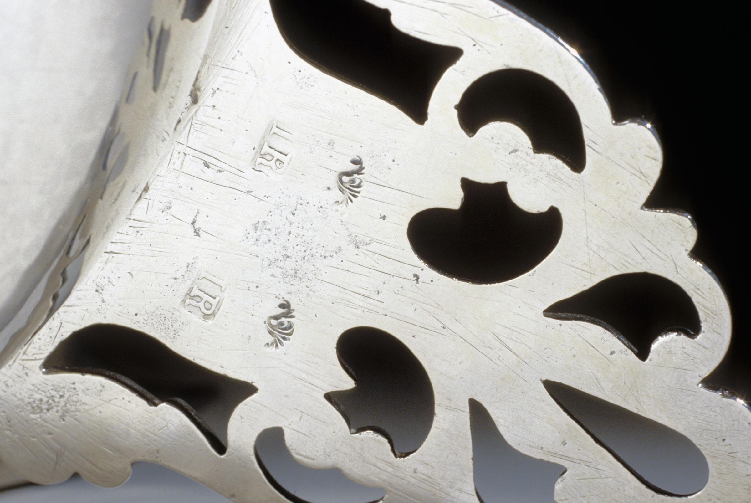 1979.0209 Porringer, detail 1