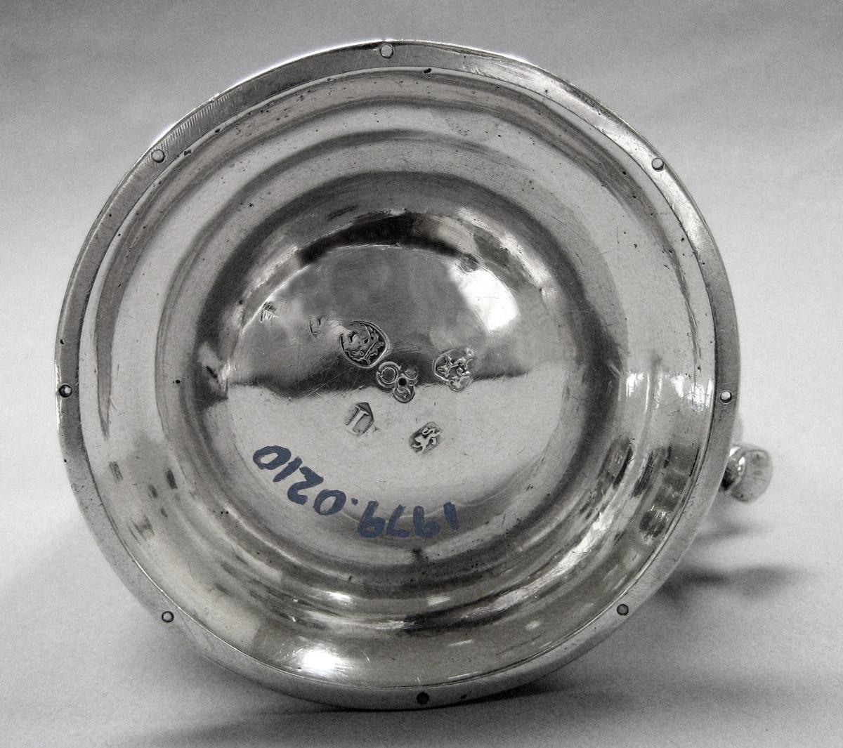 1979.0210 Silver Cann underside