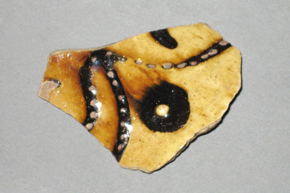 1979.0503.008 Ceramic fragment side1