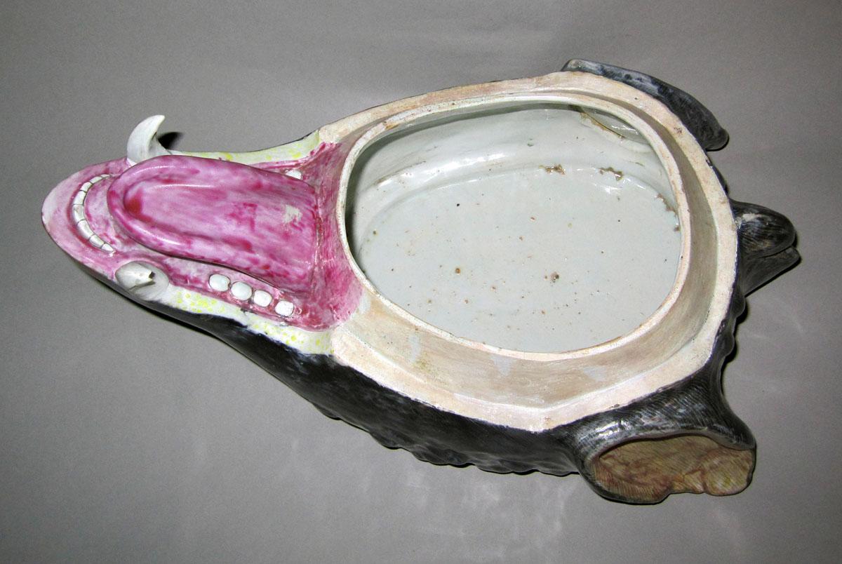 1980.0104 A Porcelain tureen top