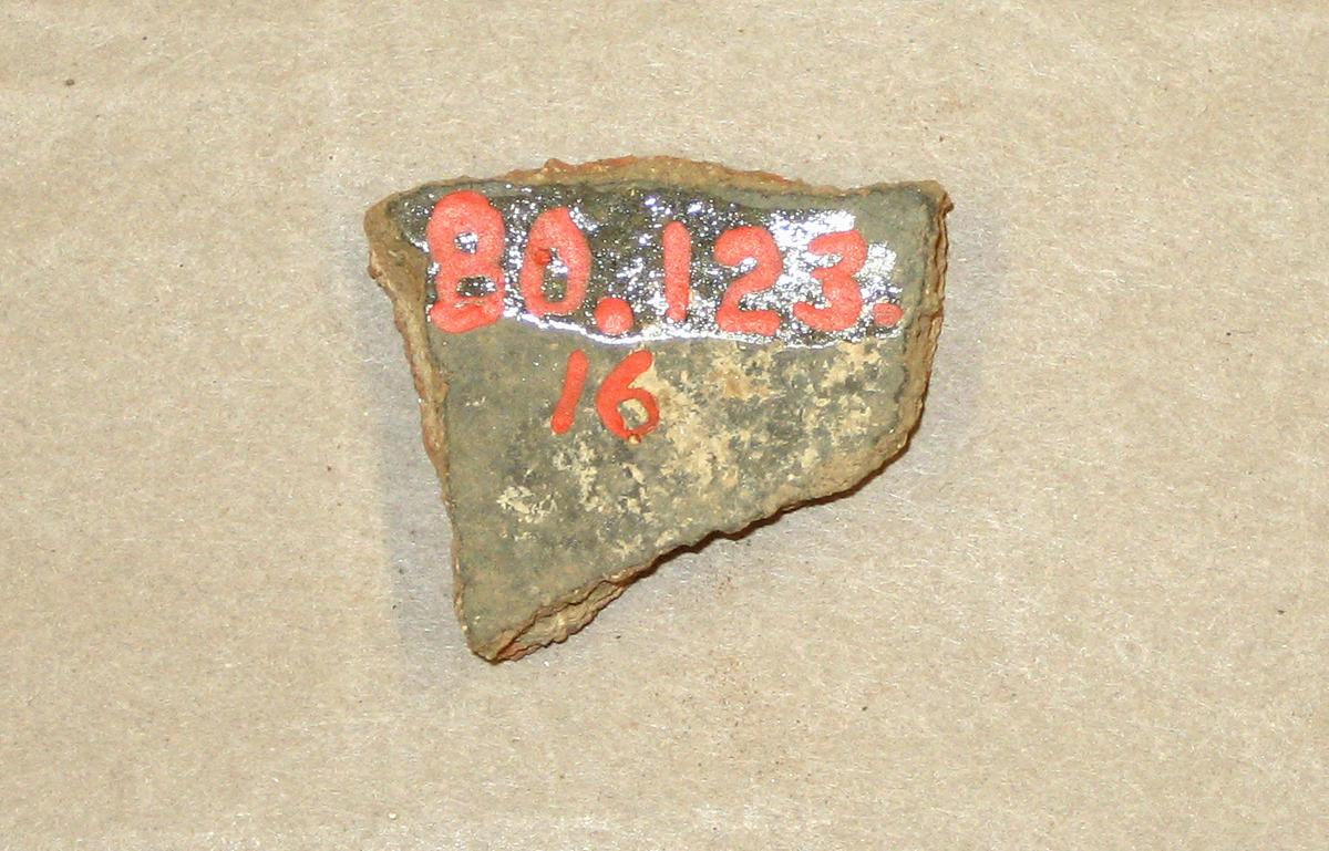 1980.0123.016 Ceramic fragment-underside