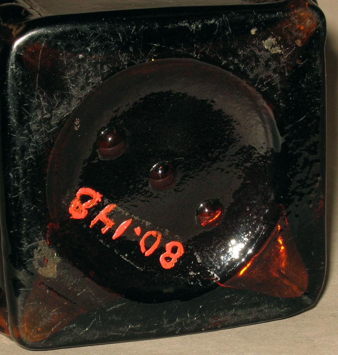 1980.0148 Glass bottle (underside)