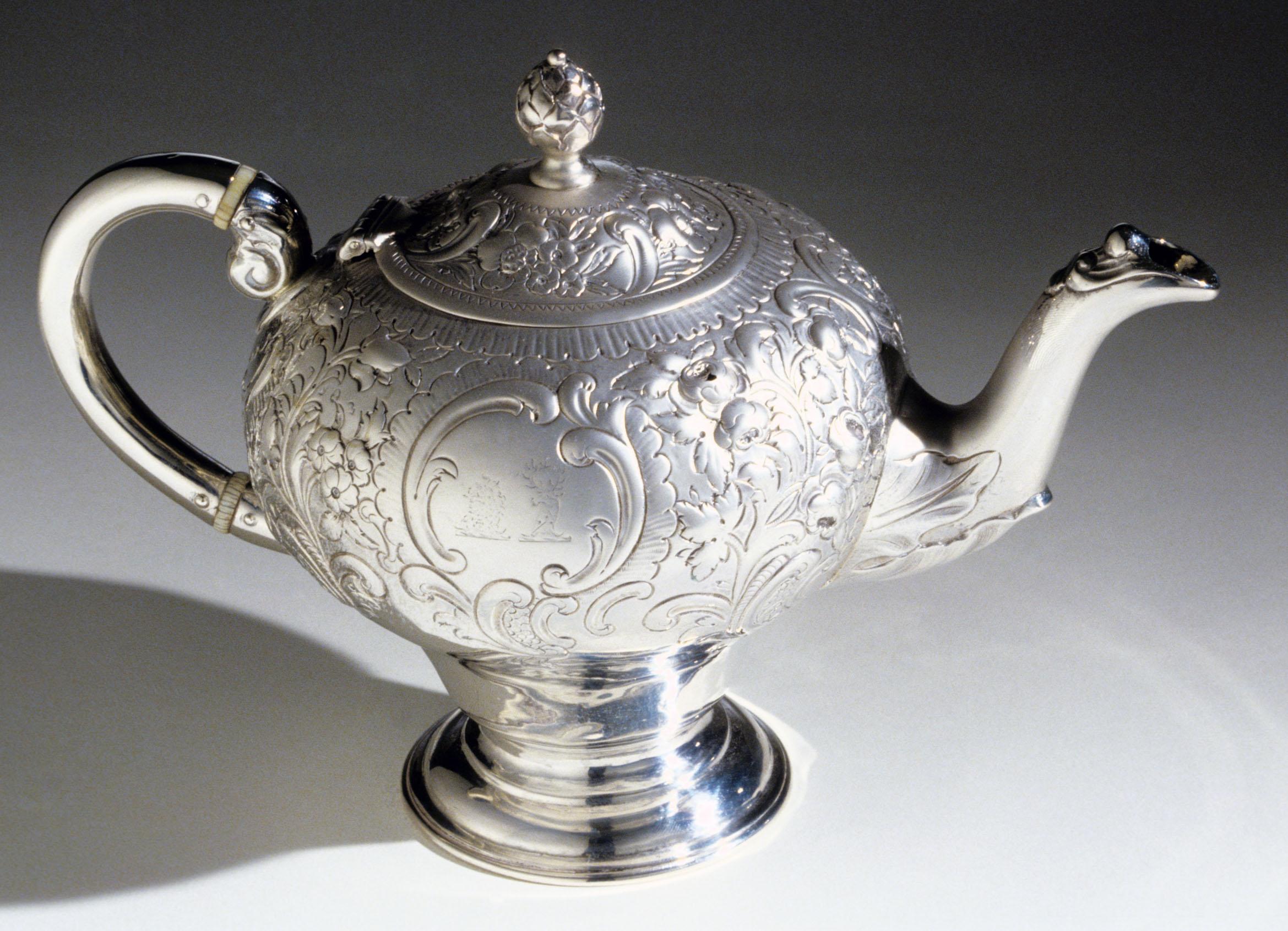1980.0194 A, B Teapot, view 1