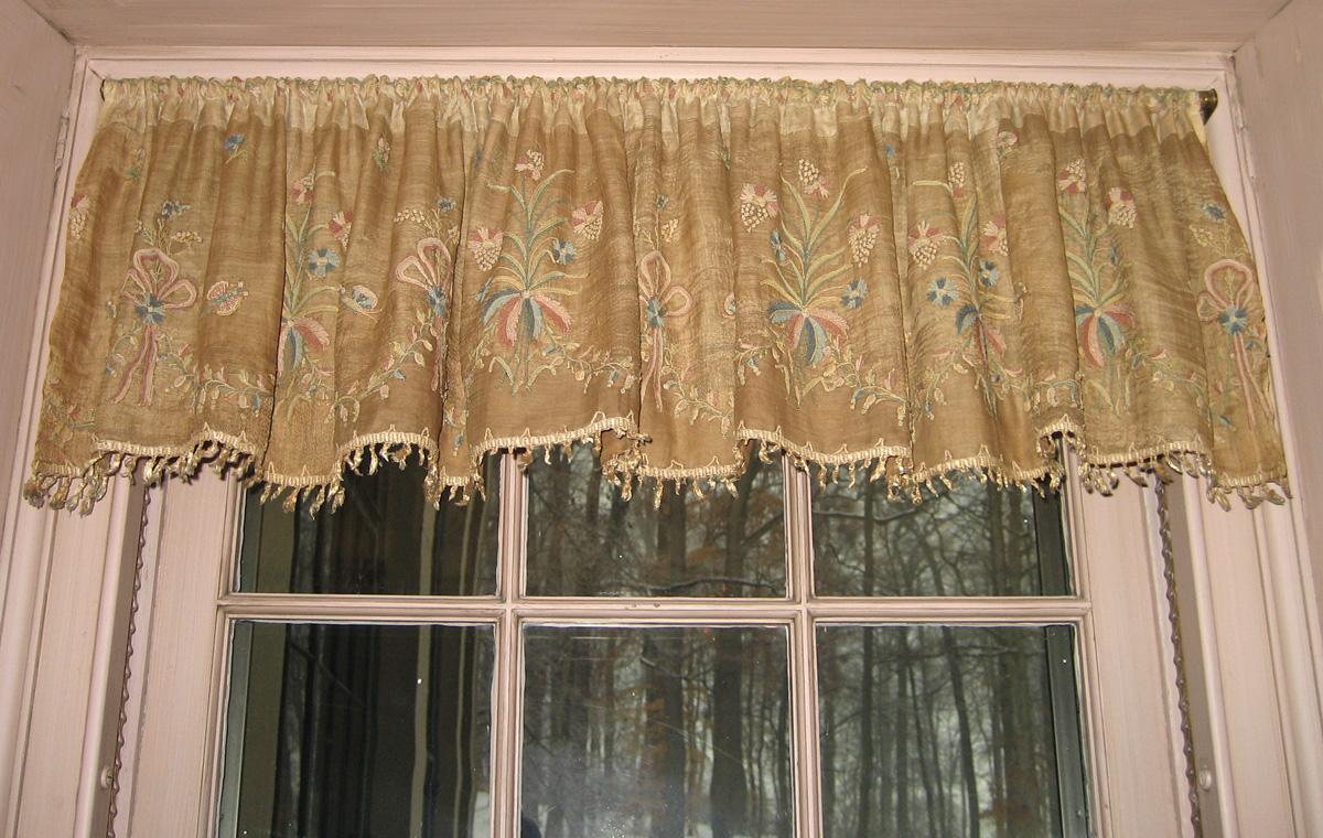 1957.1351 valance