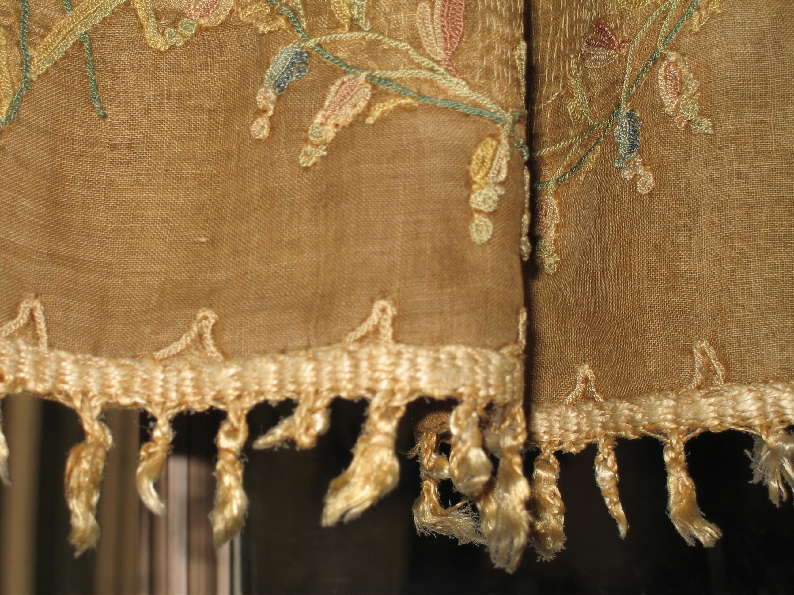 1957.1351 valance trim closeup