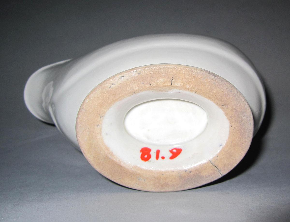 1981.0009 Porcelain sauceboat underside