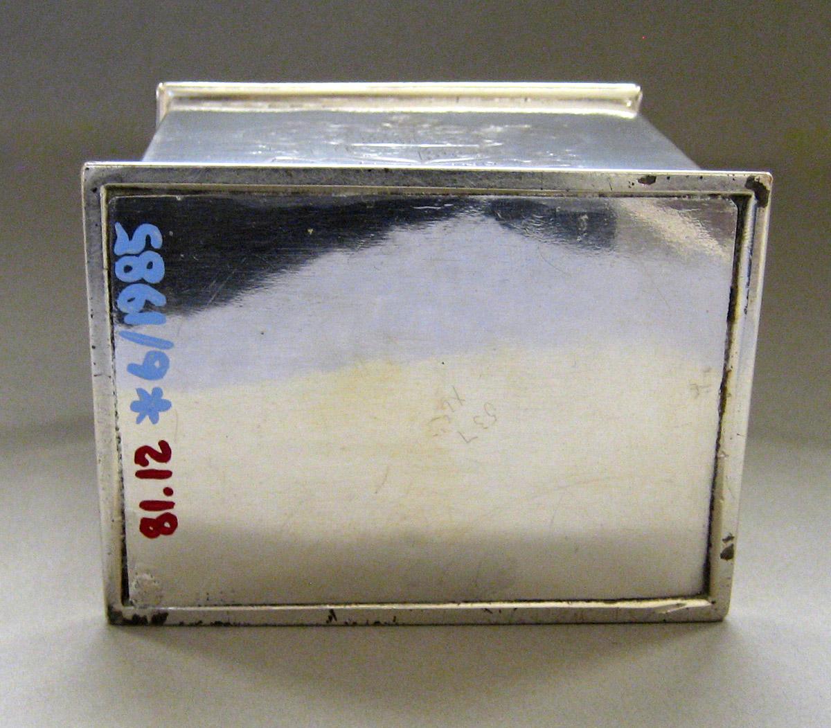1981.0012 Silver Tea Cannister underside