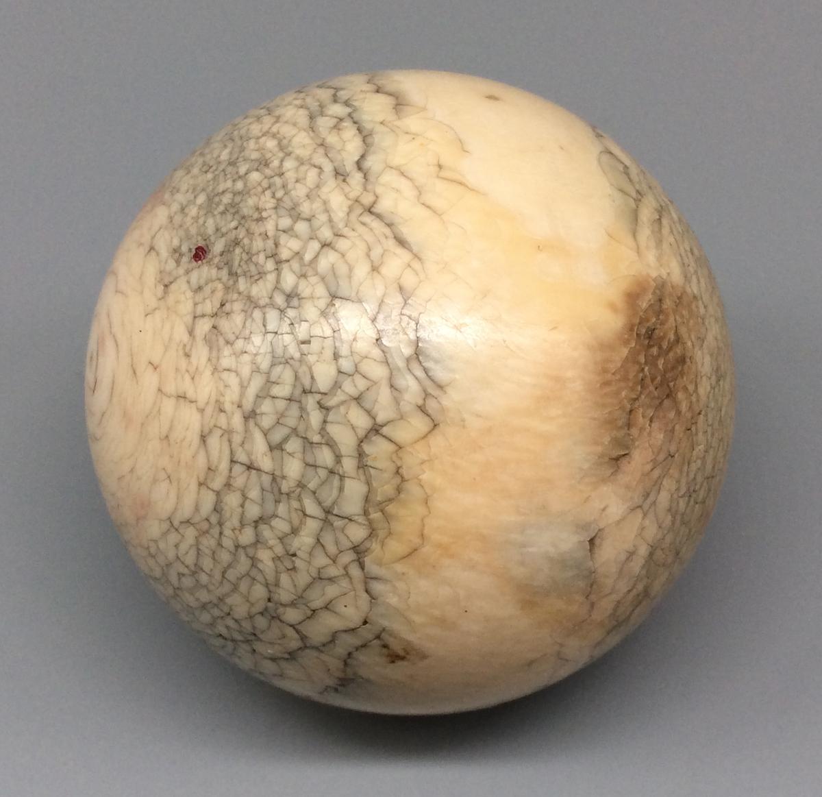 1981.0038.008 Billiard ball, view 2