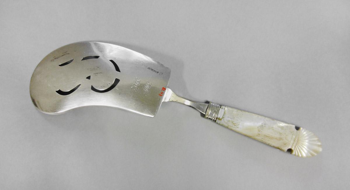 1981.0043 Server, underside